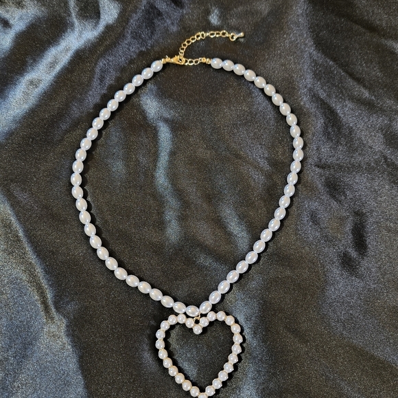 Elegant Faux Pearl Heart Statement Necklace - Picture 3 of 3